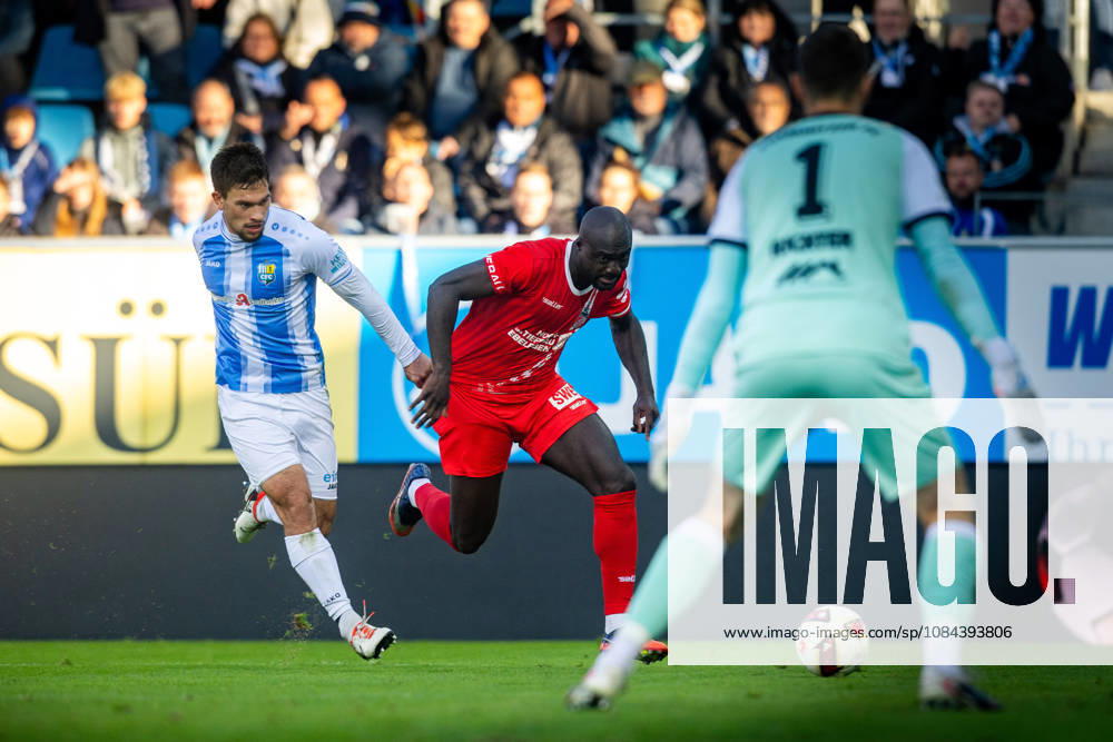 , Fussball Regionalliga Nordost Chemnitzer FC - FC Rot Weiß Erfurt im Bild: Raphael Assibey-Mensah (Erfurt) gegen Roman Eppendorfer (Chemnitz )