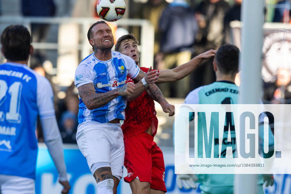 , Fussball Regionalliga Nordost Chemnitzer FC - FC Rot Weiß Erfurt im Bild: Laurenz Dehl (Erfurt) gegen Jan Löhmannsröben (Chemnitz )