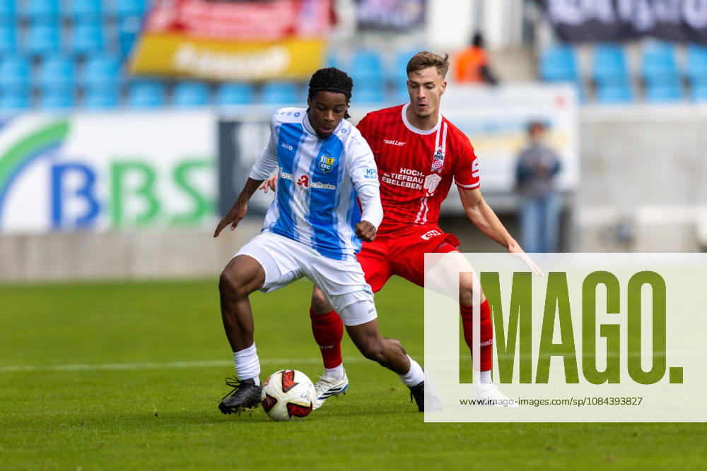 , Fussball Regionalliga Nordost Chemnitzer FC - FC Rot Weiß Erfurt im Bild: Laurenz Dehl (Erfurt) gegen Ken Tchouangue (Chemitz)