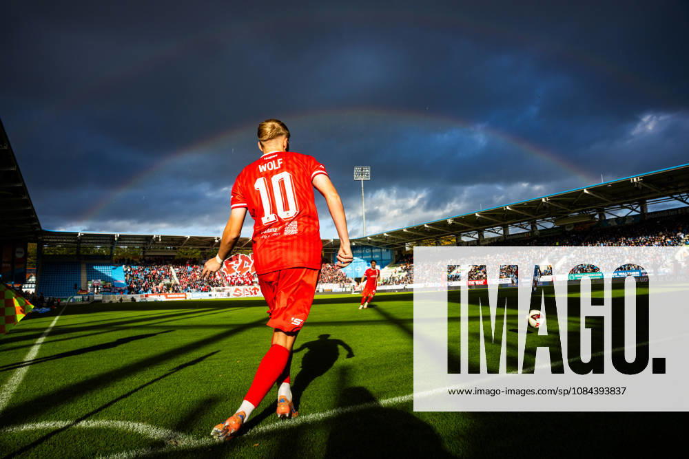 , Fussball Regionalliga Nordost Chemnitzer FC - FC Rot Weiß Erfurt im Bild: Regenbogen über dem Stadion an der Gelertstrasse ,Marco Wolf (Erfurt)