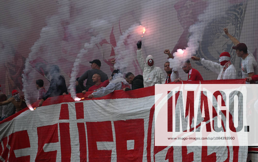 Fussball 1.Bundesliga, 1.FC Koeln - Borussia Mönchengladbach . Kölner Ultras mit Pyrofackeln vor dem Spiel in der Südkurve. Koeln