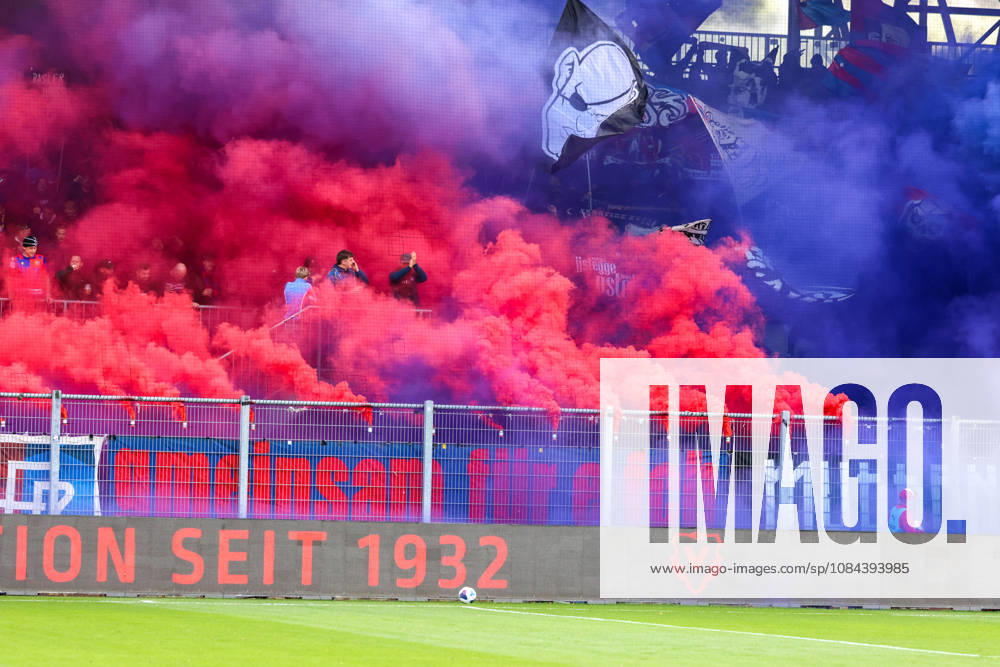 Fussball: Liechtenstein: Brack Super League 2026 2027 - 10. Spieltag, 11.10.2026, 16:30 Uhr - FC Vaduz vs. FC Basel 1893 - Rheinpark Stadion (Vaduz, Liechtenstein); Farbige Rauchpetarden der Basler Vaduz Rheinparkstadion Vaduz Liechtenstein