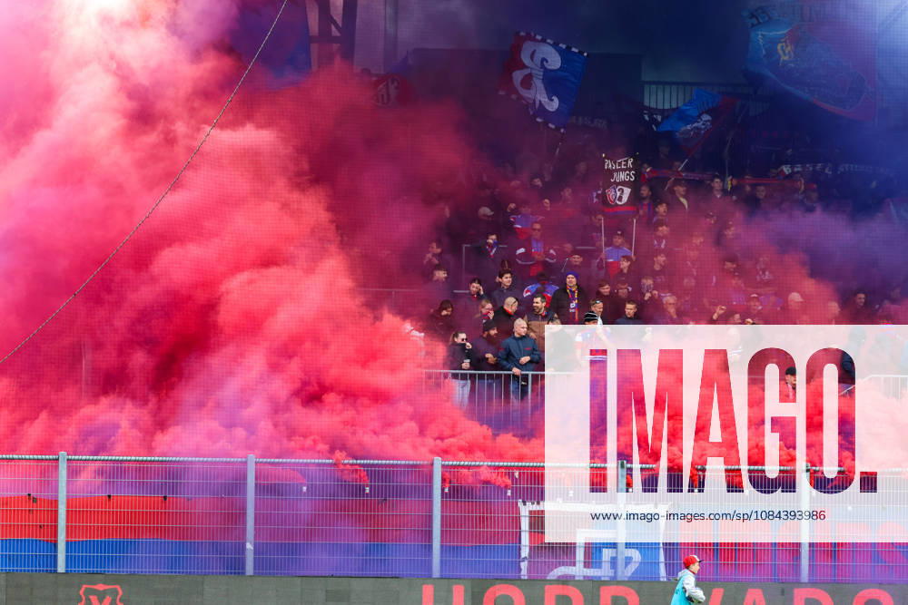 Fussball: Liechtenstein: Brack Super League 2026 2027 - 10. Spieltag, 11.10.2026, 16:30 Uhr - FC Vaduz vs. FC Basel 1893 - Rheinpark Stadion (Vaduz, Liechtenstein); Farbige Rauchpetarden der Basler Vaduz Rheinparkstadion Vaduz Liechtenstein