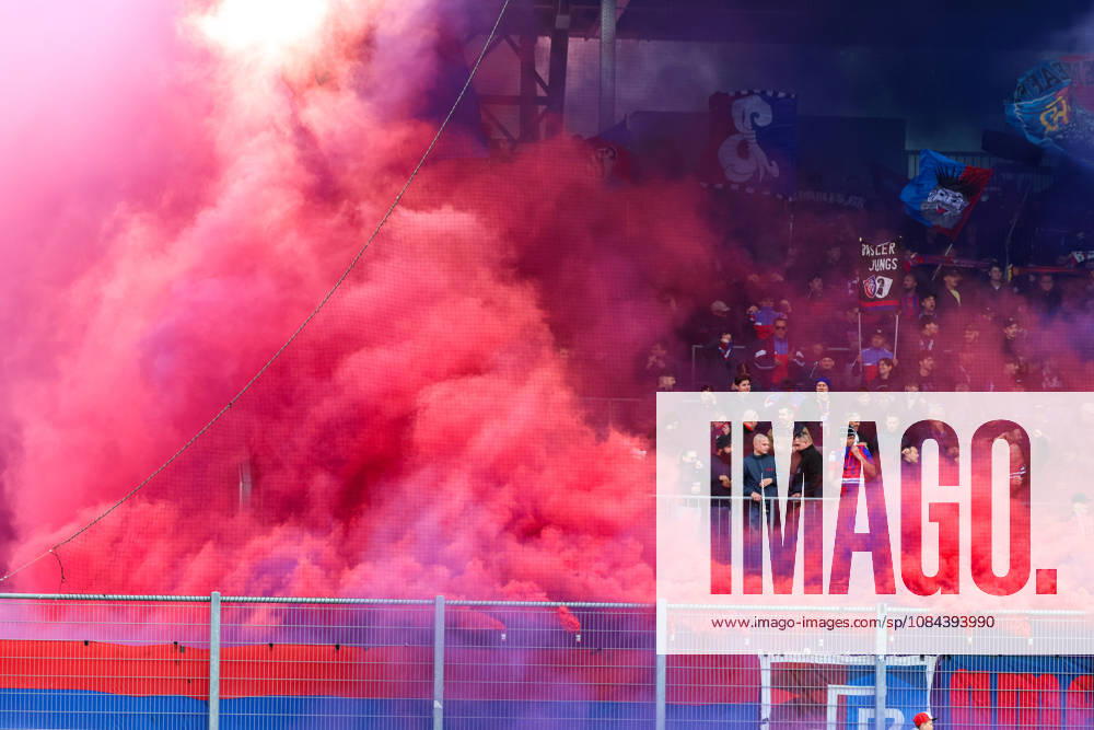 Fussball: Liechtenstein: Brack Super League 2026 2027 - 10. Spieltag, 11.10.2026, 16:30 Uhr - FC Vaduz vs. FC Basel 1893 - Rheinpark Stadion (Vaduz, Liechtenstein); Farbige Rauchpetarden der Basler Vaduz Rheinparkstadion Vaduz Liechtenstein