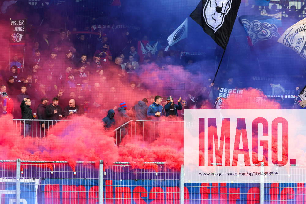 Fussball: Liechtenstein: Brack Super League 2026 2027 - 10. Spieltag, 11.10.2026, 16:30 Uhr - FC Vaduz vs. FC Basel 1893 - Rheinpark Stadion (Vaduz, Liechtenstein); Farbige Rauchpetarden der Basler Vaduz Rheinparkstadion Vaduz Liechtenstein