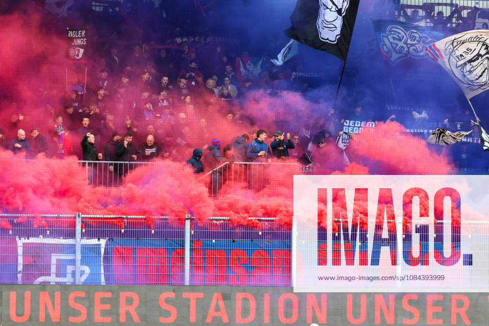 Fussball: Liechtenstein: Brack Super League 2026 2027 - 10. Spieltag, 11.10.2026, 16:30 Uhr - FC Vaduz vs. FC Basel 1893 - Rheinpark Stadion (Vaduz, Liechtenstein); Farbige Rauchpetarden der Basler Vaduz Rheinparkstadion Vaduz Liechtenstein