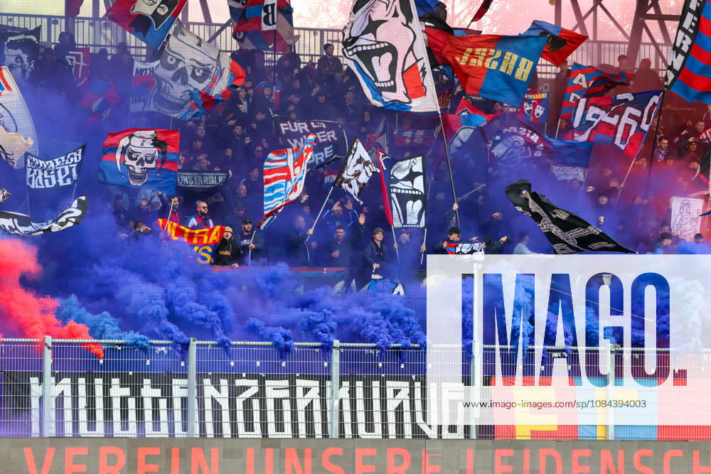 Fussball: Liechtenstein: Brack Super League 2026 2027 - 10. Spieltag, 11.10.2026, 16:30 Uhr - FC Vaduz vs. FC Basel 1893 - Rheinpark Stadion (Vaduz, Liechtenstein); Farbige Rauchpetarden der Basler Vaduz Rheinparkstadion Vaduz Liechtenstein