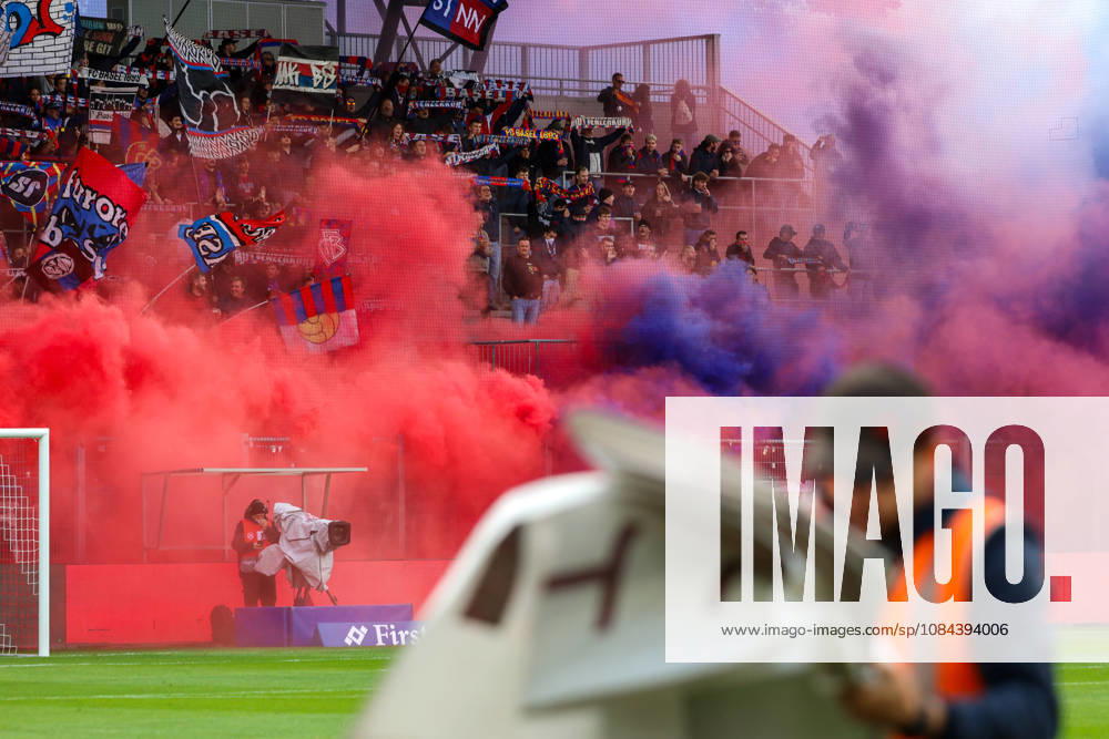 Fussball: Liechtenstein: Brack Super League 2026 2027 - 10. Spieltag, 11.10.2026, 16:30 Uhr - FC Vaduz vs. FC Basel 1893 - Rheinpark Stadion (Vaduz, Liechtenstein); Farbige Rauchpetarden der Basler Vaduz Rheinparkstadion Vaduz Liechtenstein