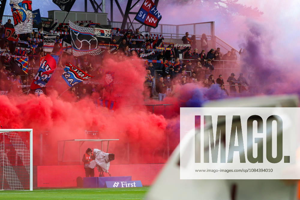 Fussball: Liechtenstein: Brack Super League 2026 2027 - 10. Spieltag, 11.10.2026, 16:30 Uhr - FC Vaduz vs. FC Basel 1893 - Rheinpark Stadion (Vaduz, Liechtenstein); Farbige Rauchpetarden der Basler Vaduz Rheinparkstadion Vaduz Liechtenstein