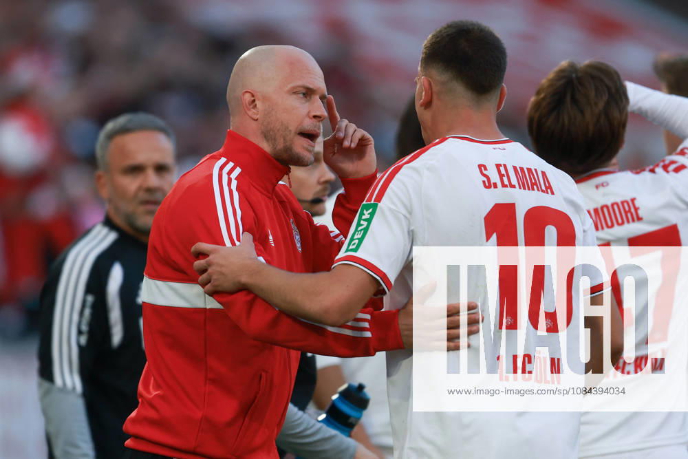 1. Bundesliga - 26 27 - 1. FC Köln - Borussia Mönchengladbach am 11.10.2026 im RheinEnergieSTADION in Köln Trainer Rene Wagner (Koeln) gibt direkt nach dem Tor zum 2 zu 1 Said El Mala (Koeln 10) Anweisungen