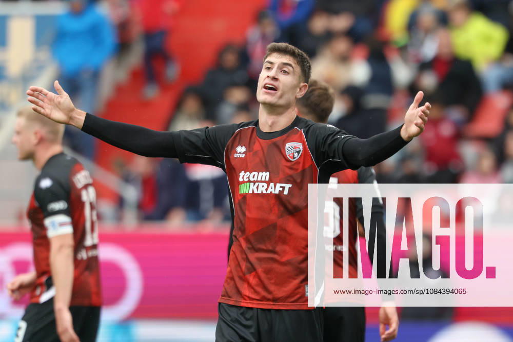 Ingolstadt, Deutschland 11. Oktober 2026: 3. Liga - 2026 2027 - 8. Spieltag - FC Ingolstadt 04 gegen SV Wehen Wiesbaden Im Bild: Georgios Antzooulas (FCI) unzufrieden auf dem Spielfeld. DFB DFL regulations prohibit any use of photographs as image sequences and or quasi-video