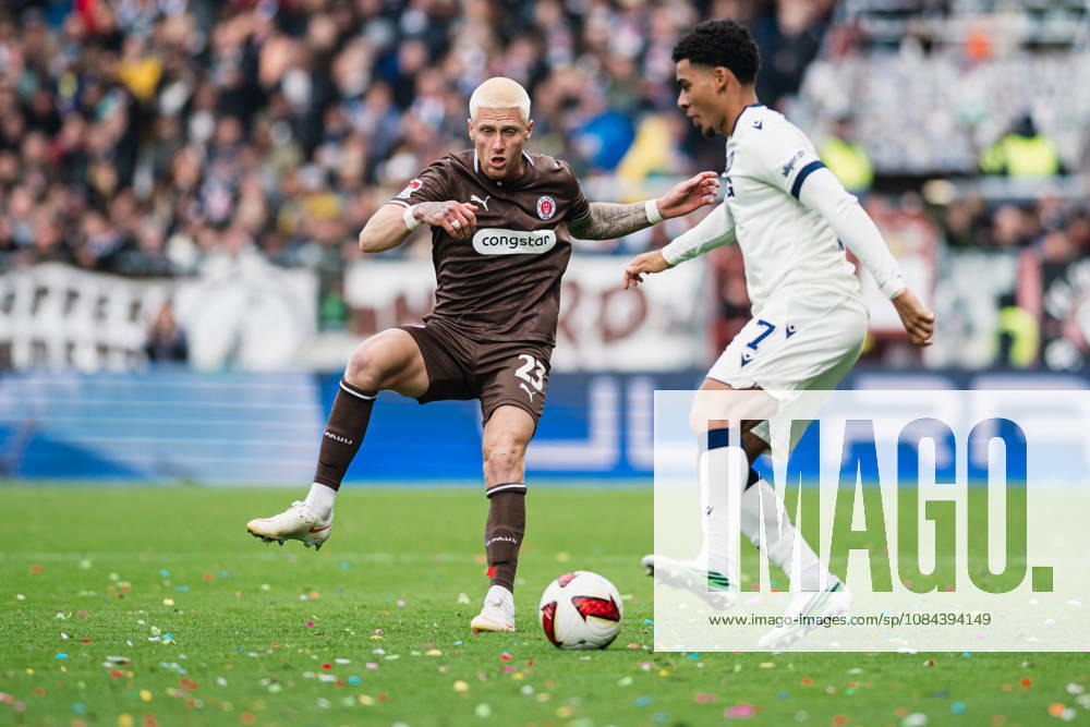 2. Bundesliga: FC St. Pauli vs. Karlsruher SC, 11.10.2026 Louis Oppie (FC St. Pauli, 23) gegen Kevin Wiethaup (Karlsruher SC, 7); Fußball, 2. Bundesliga, 7. Spieltag: FC St. Pauli vs. Karlsruher SC am 11.10.2026 im Millerntor-Stadion, Hamburg DFL REGULATIONS PROHIBIT ANY USE OF PHOTOGRAPHS AS IMAGE SEQUENCES AND OR QUASI-VIDEO.