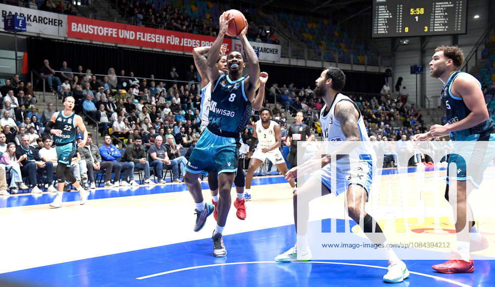 Basketball easyCredit BBL Bundesliga, Frankfurt Skyliners - Veolia Towers Hamburg v.l. William Christmas (Fraport Skyliners Frankfurt), David Muenkat (Veolia Towers Hamburg), Martin Breunig (Veolia Towers Hamburg), Zweikampf, Duell Frankfurt am Main