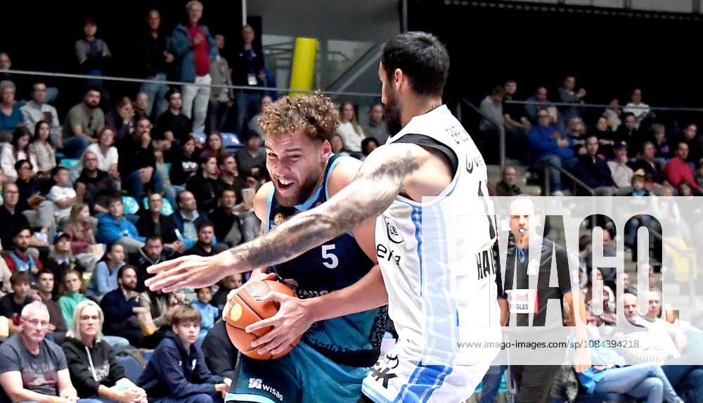 Basketball easyCredit BBL Bundesliga, Frankfurt Skyliners - Veolia Towers Hamburg v.l. Race Thompson (Fraport Skyliners Frankfurt), Martin Breunig (Veolia Towers Hamburg), Zweikampf, Duell Frankfurt am Main