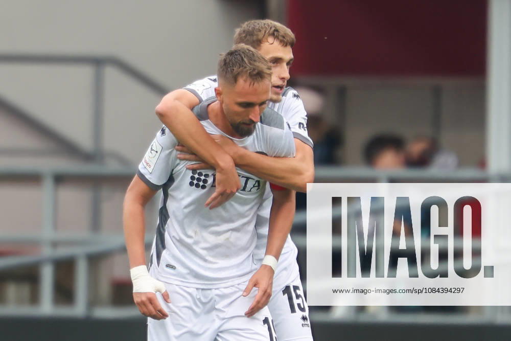 Ingolstadt, Deutschland 11. Oktober 2026: 3. Liga - 2026 2027 - 8. Spieltag - FC Ingolstadt 04 gegen SV Wehen Wiesbaden Im Bild: v.li. Torschütze Florian Hübner Huebner (SVWW) jubelt nach seinem Tor zum 0:1 mit Justin Janitzek (SVWW) DFB DFL regulations prohibit any use of photographs as image sequences and or quasi-video