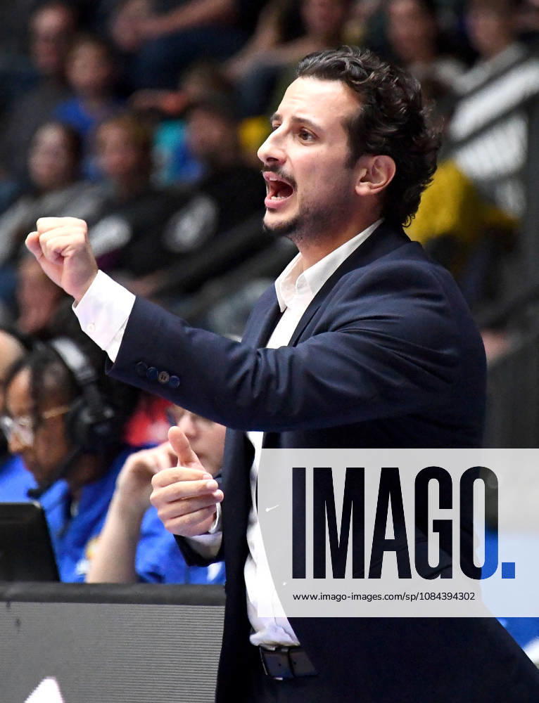 Basketball easyCredit BBL Bundesliga, Frankfurt Skyliners - Veolia Towers Hamburg v.l. Sepehr Tarrah (Fraport Skyliners Frankfurt), Mimik, Gestik, Emotion, Anweisungen Frankfurt am Main