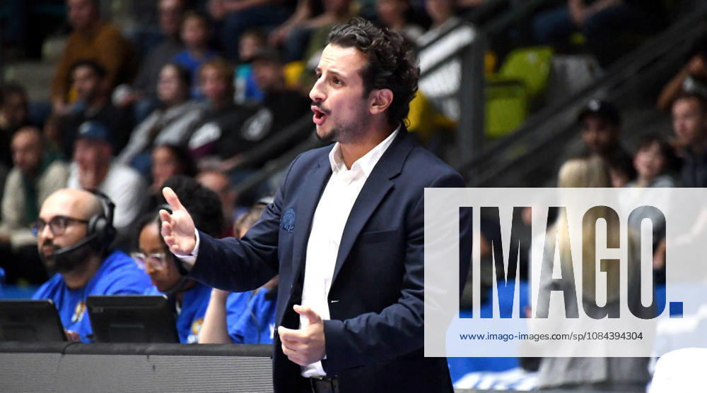 Basketball easyCredit BBL Bundesliga, Frankfurt Skyliners - Veolia Towers Hamburg v.l. Sepehr Tarrah (Fraport Skyliners Frankfurt), Mimik, Gestik, Emotion, Anweisungen Frankfurt am Main