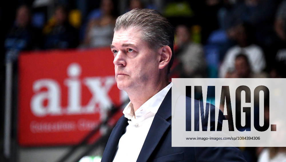 Basketball easyCredit BBL Bundesliga, Frankfurt Skyliners - Veolia Towers Hamburg v.l. Trainer Klaus Perwas (Head Coach, Fraport Skyliners Frankfurt), Mimik, Gestik, Emotion, schaut nach oben, ernst Frankfurt am Main