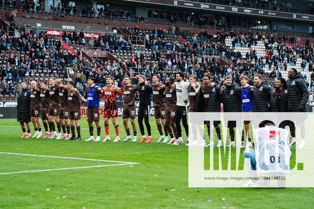 2. Bundesliga: FC St. Pauli vs. Karlsruher SC, 11.10.2026 Die Mannschaft von St. Pauli feiert zu den Fans; Fußball, 2. Bundesliga, 7. Spieltag: FC St. Pauli vs. Karlsruher SC am 11.10.2026 im Millerntor-Stadion, Hamburg DFL REGULATIONS PROHIBIT ANY USE OF PHOTOGRAPHS AS IMAGE SEQUENCES AND OR QUASI-VIDEO.