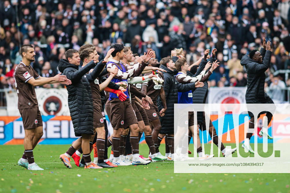 2. Bundesliga: FC St. Pauli vs. Karlsruher SC, 11.10.2026 Die Mannschaft von St. Pauli feiert zu den Fans; Fußball, 2. Bundesliga, 7. Spieltag: FC St. Pauli vs. Karlsruher SC am 11.10.2026 im Millerntor-Stadion, Hamburg DFL REGULATIONS PROHIBIT ANY USE OF PHOTOGRAPHS AS IMAGE SEQUENCES AND OR QUASI-VIDEO.