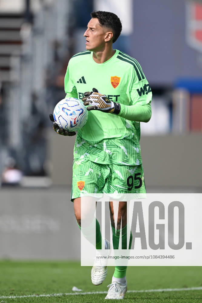 Pierluigi Gollini of AS Roma in action during the Serie A soccer match between Como Calcio and AS Roma at the Giuseppe Sinigaglia stadium in Como, north Italy - October 11, 2026 - Soccer.