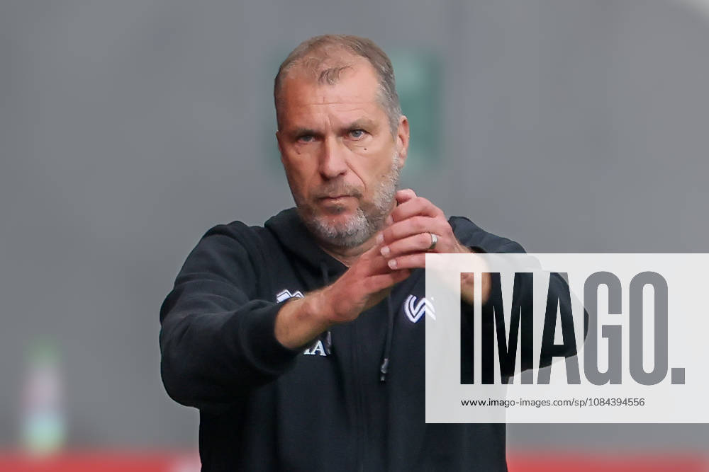 Ingolstadt, Deutschland 11. Oktober 2026: 3. Liga - 2026 2027 - 8. Spieltag - FC Ingolstadt 04 gegen SV Wehen Wiesbaden Im Bild: Trainer Jochen Seitz (SVWW) gestikuliert auf dem Spielfeld. DFB DFL regulations prohibit any use of photographs as image sequences and or quasi-video