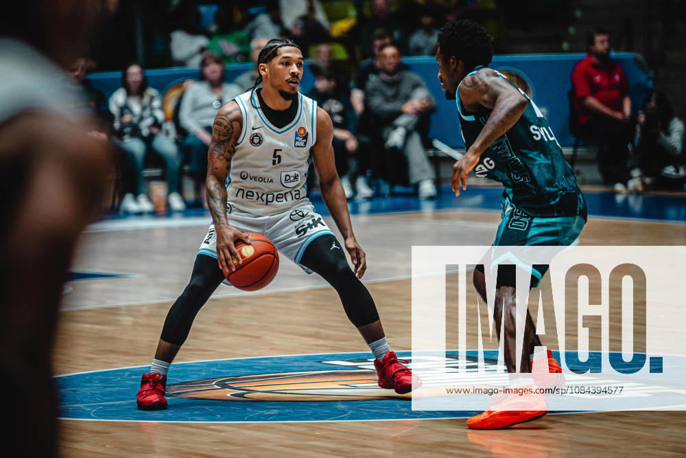 Basketball easyCredit BBL Bundesliga, Frankfurt Skyliners - Veolia Towers Hamburg v.l. Zakai Zeigler (Veolia Towers Hamburg), Isaiah Swope (Skyliners Frankfurt) Frankfurt am Main