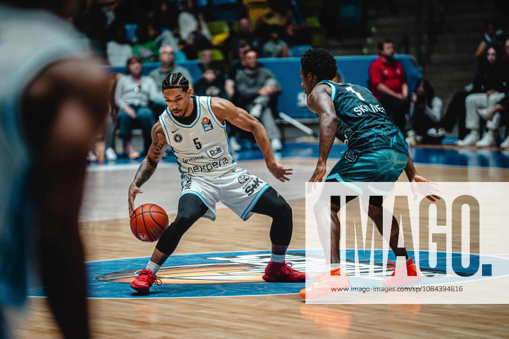 Basketball easyCredit BBL Bundesliga, Frankfurt Skyliners - Veolia Towers Hamburg v.l. Zakai Zeigler (Veolia Towers Hamburg), Isaiah Swope (Skyliners Frankfurt) Frankfurt am Main