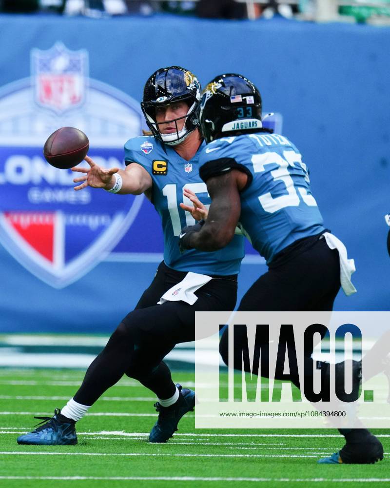 Trevor Lawrence of Jacksonville Jaguars passes to Bhayshul Tuten and makes a down on 4th and 1 just before half time Philadelphia Eagles v Jacksonville Jaguars, NFL, American Football Herren, USA American Football, Tottenham Hotspur Stadium, London, UK - 11 Oct 2026London Tottenham Hotspur Stadium United Kingdom