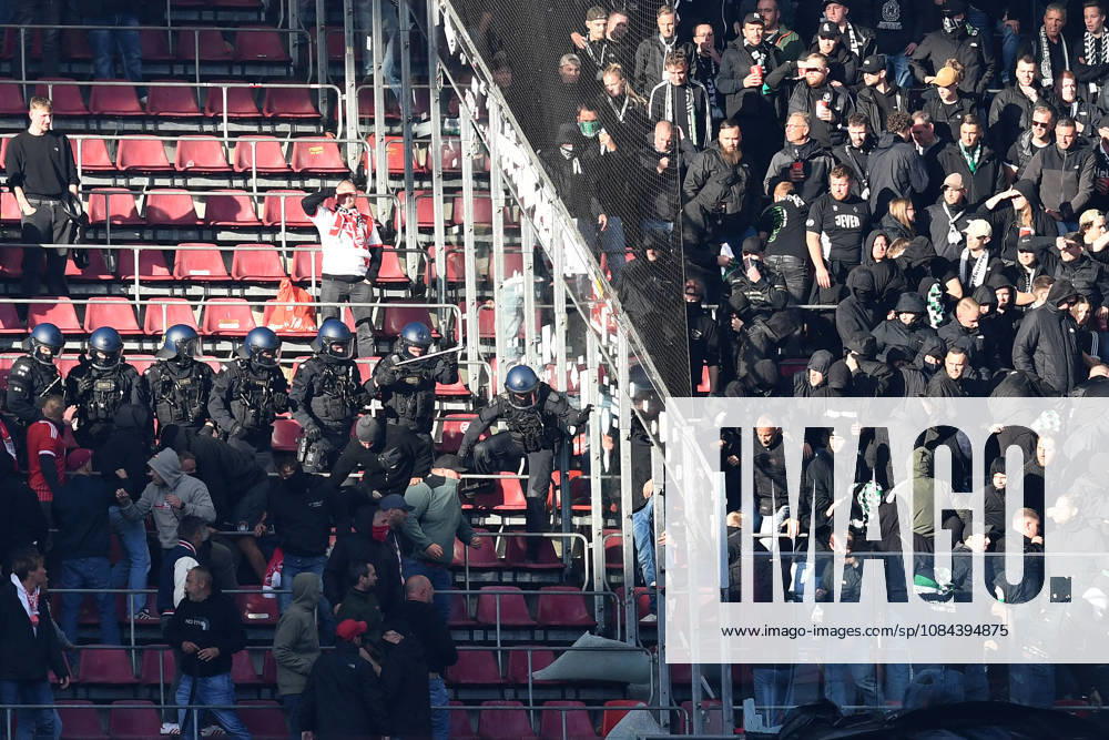 . Polzei muss Fans trennen waehrend des Spiels der 1. Bundesliga zwischen 1. FC Koeln und Borussia Moenchengladbach, RheinEnergieStadion am 11. October 2026 in Koeln, Deutschland. (Foto von Ralf Treese DeFodi Images) +++ . police arrives during the Bundesliga match between 1. FC Koeln and Borussia Moenchengladbach at RheinEnergieStadion on October 11, 2026 in Cologne, Germany. (Photo by Ralf Treese DeFodi Images) DFB DFL REGULATIONS PROHIBIT ANY USE OF PHOTOGRAPHS AS IMAGE SEQUENCES AND OR QUASI-VIDEO. (Photo by Ralf Treese DeFodi Images) -