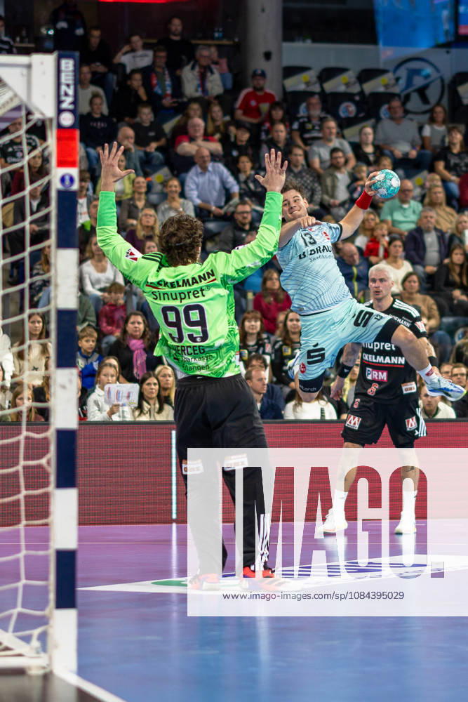Leon Stehl (MT Melsungen, 13) auf Tin Herceg (HC Erlangen, 99) GER, HC Erlangen vs. MT Melsungen, Handball, Opel Handball-Bundesliga, 8. Spieltag, Spielzeit 2026 2027, 11.10.2026 GER, HC Erlangen vs. MT Melsungen, Handball, Opel Handball-Bundesliga, 8. Spieltag, Spielzeit 2026 2027, 11.10.2026 Nuernberg