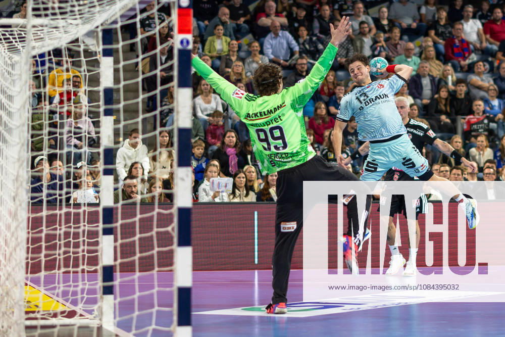 Wurf von Leon Stehl (MT Melsungen, 13) auf Tin Herceg (HC Erlangen, 99) GER, HC Erlangen vs. MT Melsungen, Handball, Opel Handball-Bundesliga, 8. Spieltag, Spielzeit 2026 2027, 11.10.2026 GER, HC Erlangen vs. MT Melsungen, Handball, Opel Handball-Bundesliga, 8. Spieltag, Spielzeit 2026 2027, 11.10.2026 Nuernberg