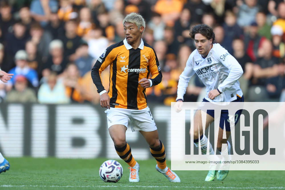 11th October 2026; MKM Stadium, Hull, England; Premier League Football, Hull City versus Everton; Hidemasa Morita of Hull City is pressured by Hayden Hackney of Everton DavexLofthouse