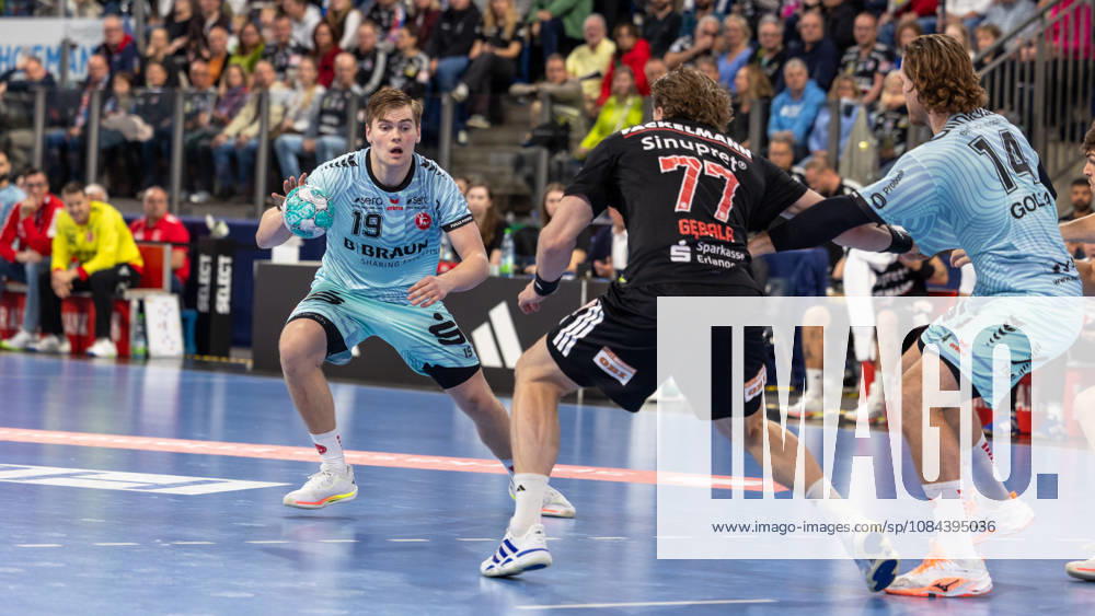 Reynir Thor Stefansson (MT Melsungen, 19) sucht Weg vorbei an Maciej Gebala (HC Erlangen, 77) GER, HC Erlangen vs. MT Melsungen, Handball, Opel Handball-Bundesliga, 8. Spieltag, Spielzeit 2026 2027, 11.10.2026 GER, HC Erlangen vs. MT Melsungen, Handball, Opel Handball-Bundesliga, 8. Spieltag, Spielzeit 2026 2027, 11.10.2026 Nuernberg