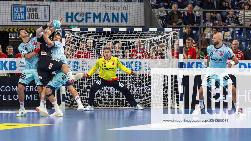 Nebojsa Simic (MT Melsungen, 16) im Tor, Marek Nissen (HC Erlangen, 06) im Zweikampf mit Nikolaj Enderleit (MT Melsungen, 04). GER, HC Erlangen vs. MT Melsungen, Handball, Opel Handball-Bundesliga, 8. Spieltag, Spielzeit 2026 2027, 11.10.2026 GER, HC Erlangen vs. MT Melsungen, Handball, Opel Handball-Bundesliga, 8. Spieltag, Spielzeit 2026 2027, 11.10.2026 Nuernberg