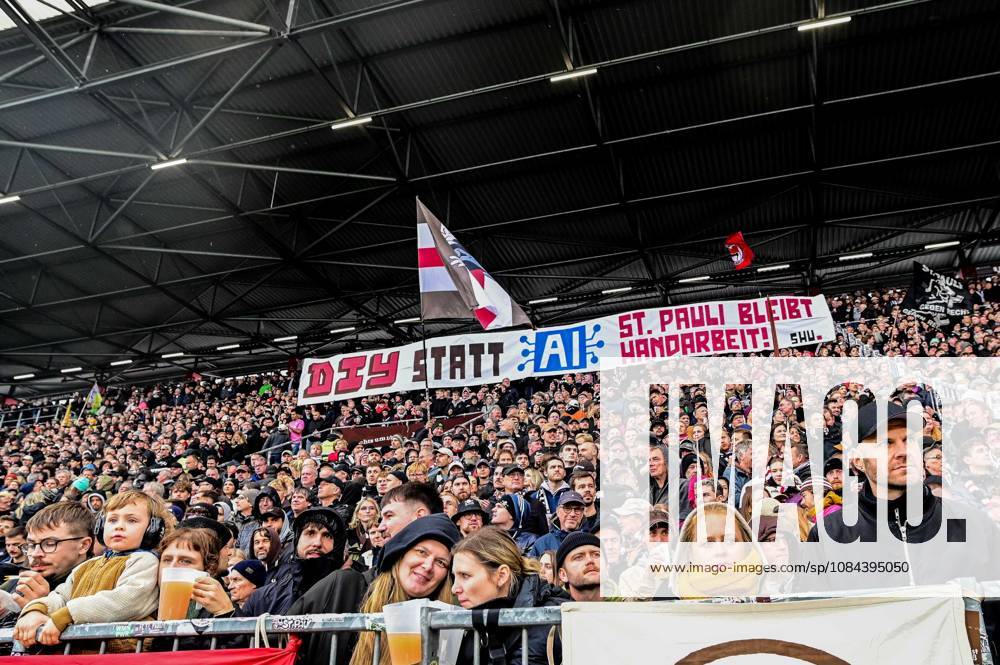 St Pauli Fans auf der Gegengerade gegen Ai Ki Stadionhymne DIY statt Ai St Pauli bleibt Handarbeit Deutschland , Hamburg , Millerntorstadion , Fussball , 2. Bundesliga , FC St Pauli - Karlsruher SC