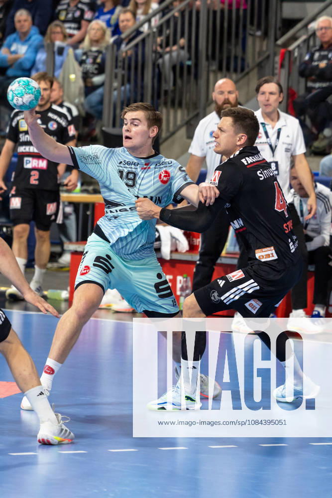 Reynir Thor Stefansson (MT Melsungen, 19) im Zweikampf mit Christoph Steinert (HC Erlangen, 44) GER, HC Erlangen vs. MT Melsungen, Handball, Opel Handball-Bundesliga, 8. Spieltag, Spielzeit 2026 2027, 11.10.2026 GER, HC Erlangen vs. MT Melsungen, Handball, Opel Handball-Bundesliga, 8. Spieltag, Spielzeit 2026 2027, 11.10.2026 Nuernberg