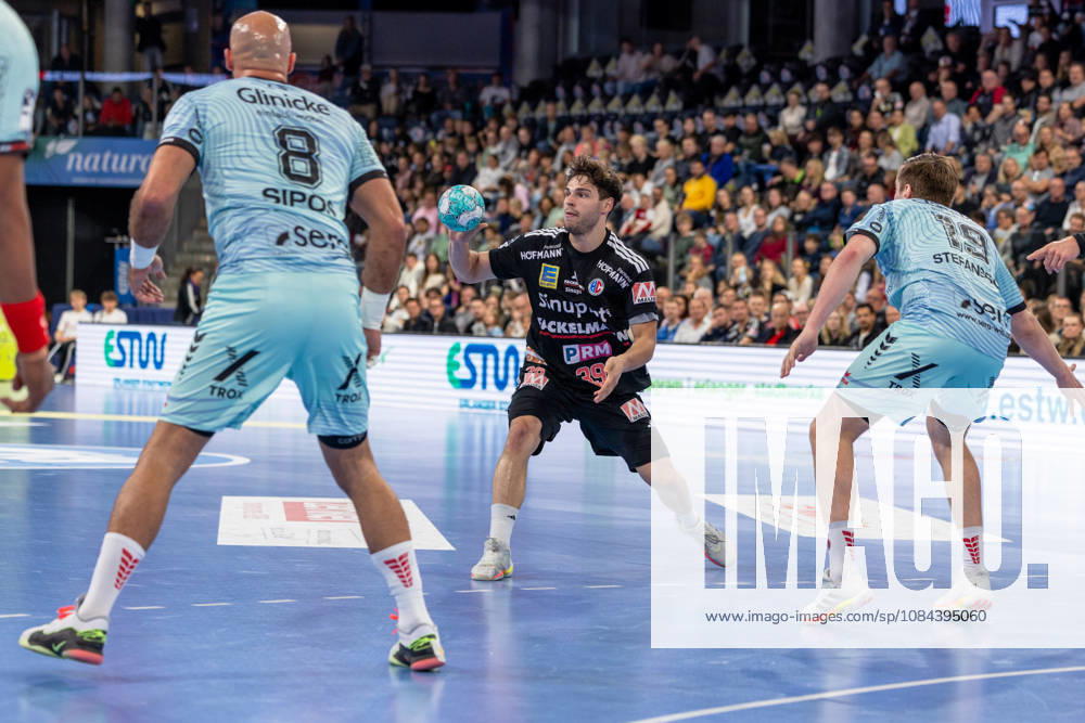 Tobias Buck (HC Erlangen, 39) , Adrian Sipos (MT Melsungen, 08), Reynir Thor Stefansson (MT Melsungen, 19) GER, HC Erlangen vs. MT Melsungen, Handball, Opel Handball-Bundesliga, 8. Spieltag, Spielzeit 2026 2027, 11.10.2026 GER, HC Erlangen vs. MT Melsungen, Handball, Opel Handball-Bundesliga, 8. Spieltag, Spielzeit 2026 2027, 11.10.2026 Nuernberg