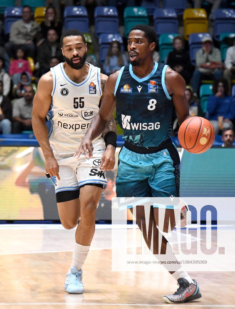 Basketball easyCredit BBL Bundesliga, Frankfurt Skyliners - Veolia Towers Hamburg v.l. William Christmas (Fraport Skyliners Frankfurt), David Muenkat (Veolia Towers Hamburg), Zweikampf, Duell, Sprint Frankfurt am Main