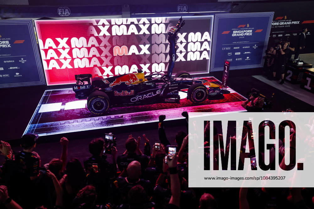 F1 - SINGAPORE GRAND PRIX 2026 VERSTAPPEN Max (nld), Red Bull Racing Ford RB22, portrait celebrating this win during the 2026 Formula 1 Singapore Grand Prix, 17th round of the 2026 Formula One World Championship, WM, Weltmeisterschaft from October 9 to 11, 2026 on the Marina Bay Street Circuit, in Singapore, Singapore - SingaporeSingapore