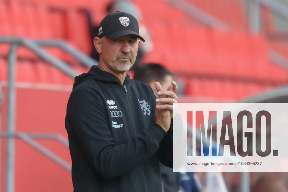 Ingolstadt, Deutschland 11. Oktober 2026: 3. Liga - 2026 2027 - 8. Spieltag - FC Ingolstadt 04 gegen SV Wehen Wiesbaden Im Bild: Trainer Achim Beierlorzer (FCI) gestikuliert auf dem Spielfeld. DFB DFL regulations prohibit any use of photographs as image sequences and or quasi-video