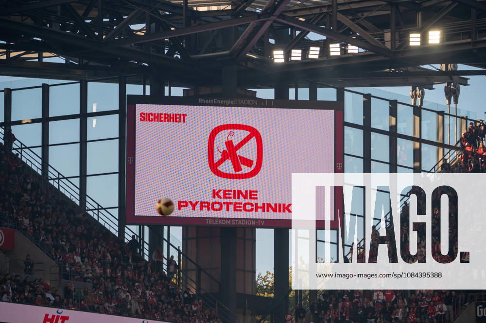 Deutschland: 1.Bundesliga 2026 2027, 5. Spieltag, 1.FC Köln vs Borussia Mönchengladbach, Sonntag, 11.10.2026 RheinEnergie-Stadion (Köln-Nordrhein-Westfalen): Bildinfo, Bildschirm, Pyrotechnik, Pyro, Bengalos, Rauch, Nebel, rote Leuchtfackeln, Fahnen, Ultras, Support, Spielunterbrechung, Sicherheit Köln RheinEnergier-Stadion, Köln Deutschland