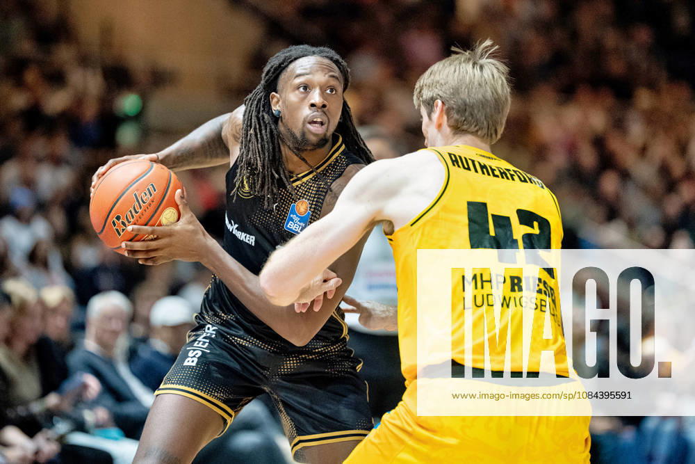 Tajh Green (Nr. 55 Basketball Loewen Braunschweig) gegen Tommy Rutherford (Nr. 42 MHP Riesen Ludwigsburg) GER, Basketball Loewen Braunschweig gegen MHP Riesen Ludwigsburg, Basketball, easyCredit BBL, Woche 3, Spielzeit 2026 27, 11.10.2026 GER, Basketball Loewen Braunschweig gegen MHP Riesen Ludwigsburg, Basketball, easyCredit BBL, Woche 3, Spielzeit 2026 27, 11.10.2026 Braunschweig