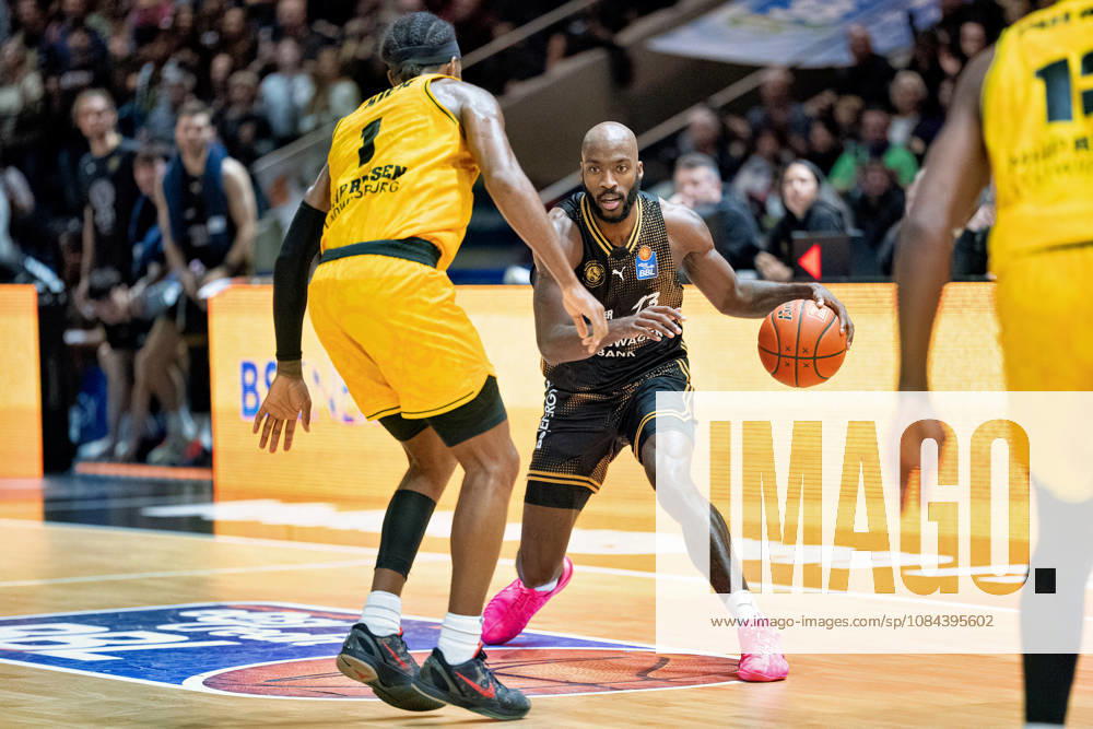 Sheldon Edwards (Nr. 13 Basketball Loewen Braunschweig) gegen Justin Kier (Nr. 1 MHP Riesen Ludwigsburg) GER, Basketball Loewen Braunschweig gegen MHP Riesen Ludwigsburg, Basketball, easyCredit BBL, Woche 3, Spielzeit 2026 27, 11.10.2026 GER, Basketball Loewen Braunschweig gegen MHP Riesen Ludwigsburg, Basketball, easyCredit BBL, Woche 3, Spielzeit 2026 27, 11.10.2026 Braunschweig