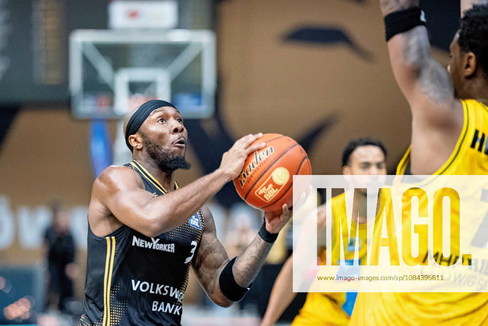 DeJour Reaves (Nr. 3 Basketball Loewen Braunschweig) gegen Elijah Hughes (Nr. 7 MHP Riesen Ludwigsburg) GER, Basketball Loewen Braunschweig gegen MHP Riesen Ludwigsburg, Basketball, easyCredit BBL, Woche 3, Spielzeit 2026 27, 11.10.2026 GER, Basketball Loewen Braunschweig gegen MHP Riesen Ludwigsburg, Basketball, easyCredit BBL, Woche 3, Spielzeit 2026 27, 11.10.2026 Braunschweig