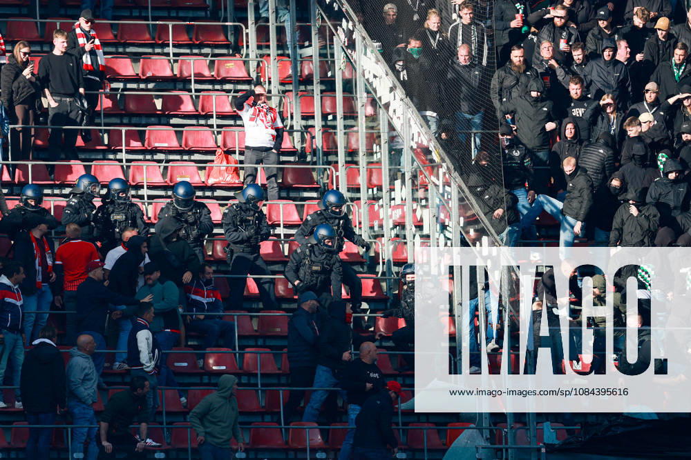 1. Bundesliga - 26 27 - 1. FC Köln - Borussia Mönchengladbach am 11.10.2026 im RheinEnergieSTADION in Köln Die Polizei muss den Bereich zwischen dem Gästeblock und den Heimbereich schützen