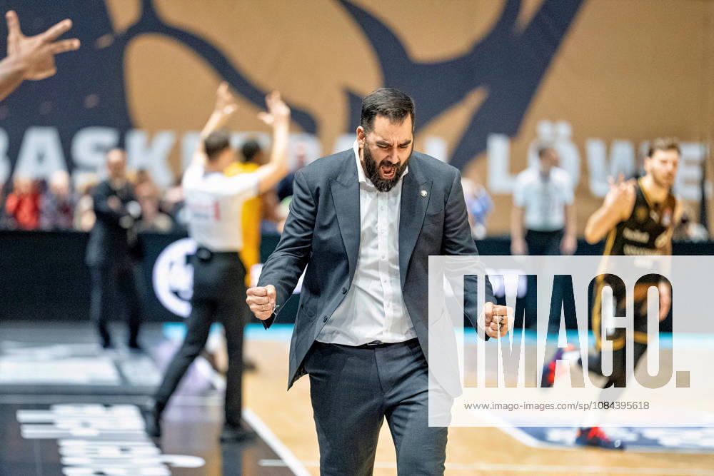 Ramon Diaz (Headcoach Basketball Loewen Braunschweig) jubelt GER, Basketball Loewen Braunschweig gegen MHP Riesen Ludwigsburg, Basketball, easyCredit BBL, Woche 3, Spielzeit 2026 27, 11.10.2026 GER, Basketball Loewen Braunschweig gegen MHP Riesen Ludwigsburg, Basketball, easyCredit BBL, Woche 3, Spielzeit 2026 27, 11.10.2026 Braunschweig