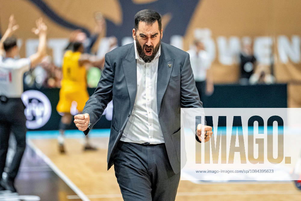 Ramon Diaz (Headcoach Basketball Loewen Braunschweig) jubelt GER, Basketball Loewen Braunschweig gegen MHP Riesen Ludwigsburg, Basketball, easyCredit BBL, Woche 3, Spielzeit 2026 27, 11.10.2026 GER, Basketball Loewen Braunschweig gegen MHP Riesen Ludwigsburg, Basketball, easyCredit BBL, Woche 3, Spielzeit 2026 27, 11.10.2026 Braunschweig