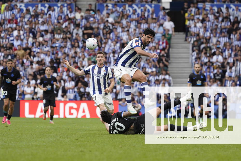 Jose Maria Gimenez of Deportivo La Coruna and Goncalo Guedes of Real Sociedad seen during LaLiga EA Sports 26 27 game between teams of Real Sociedad and Deportivo la Coruna (Mickael Ducint Ball Raw Images) San Sebastian Estadio Anoeta Spain