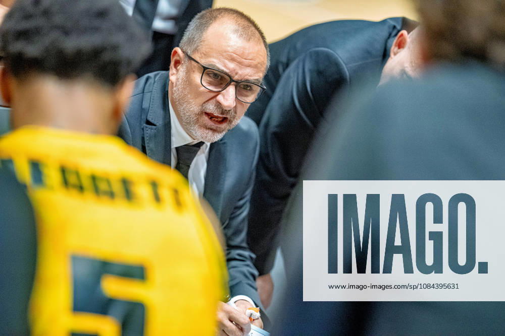 Carles Duran (Headcoach MHP Riesen Ludwigsburg) GER, Basketball Loewen Braunschweig gegen MHP Riesen Ludwigsburg, Basketball, easyCredit BBL, Woche 3, Spielzeit 2026 27, 11.10.2026 GER, Basketball Loewen Braunschweig gegen MHP Riesen Ludwigsburg, Basketball, easyCredit BBL, Woche 3, Spielzeit 2026 27, 11.10.2026 Braunschweig